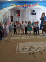 Малыши поздравляют мам Малыши поздравляют мам.